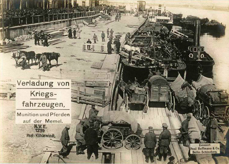 Loading carriages, ammunition and horses in the Port of Memel. 